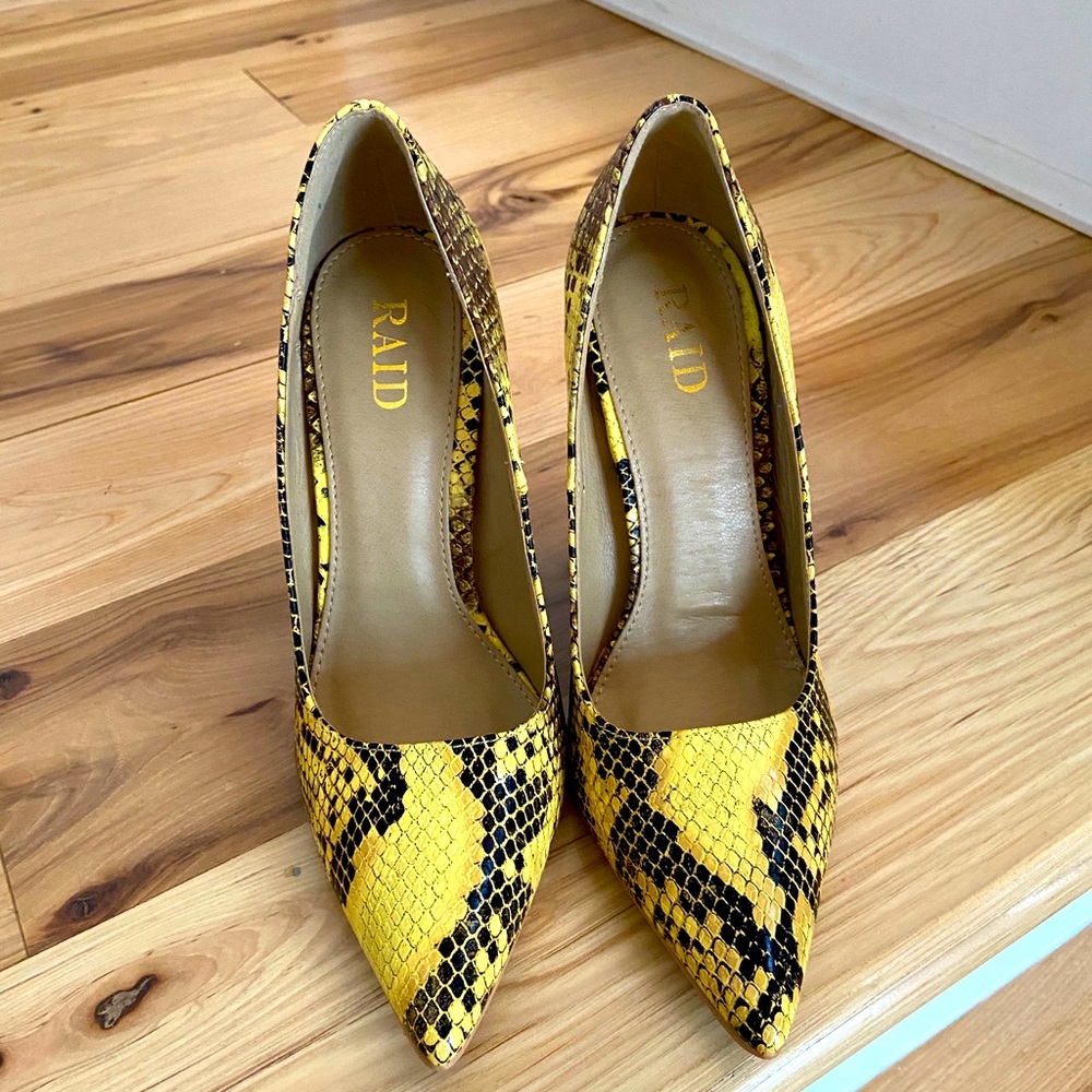 RAID Zia Yellow Snake Print Pumps